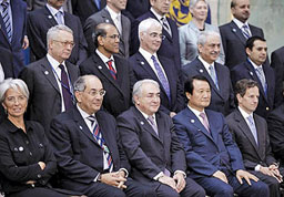 استراس کان، رییس صندوق بین المللی پول در کنار مقامات کشورهای عضو این صندوق - عکس: رویترز