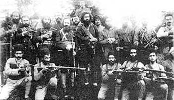 میرزاکوچک خان به همراه جمعی از تفنگداران نهضت جنگل
